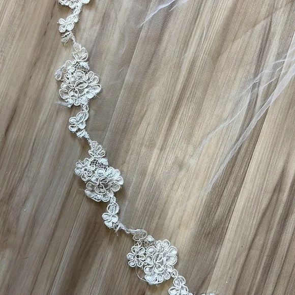 Sara Gabriel Floral Lace Chelsea Veil, pale ivory 90 inches - Picture 2 of 12